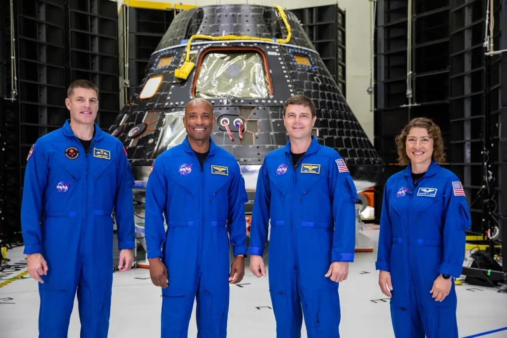 L'équipage d'Artemis II posant devant le vaisseau Orion