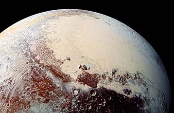 Surface de Pluton vue par New Horizons montrant des montagnes de glace